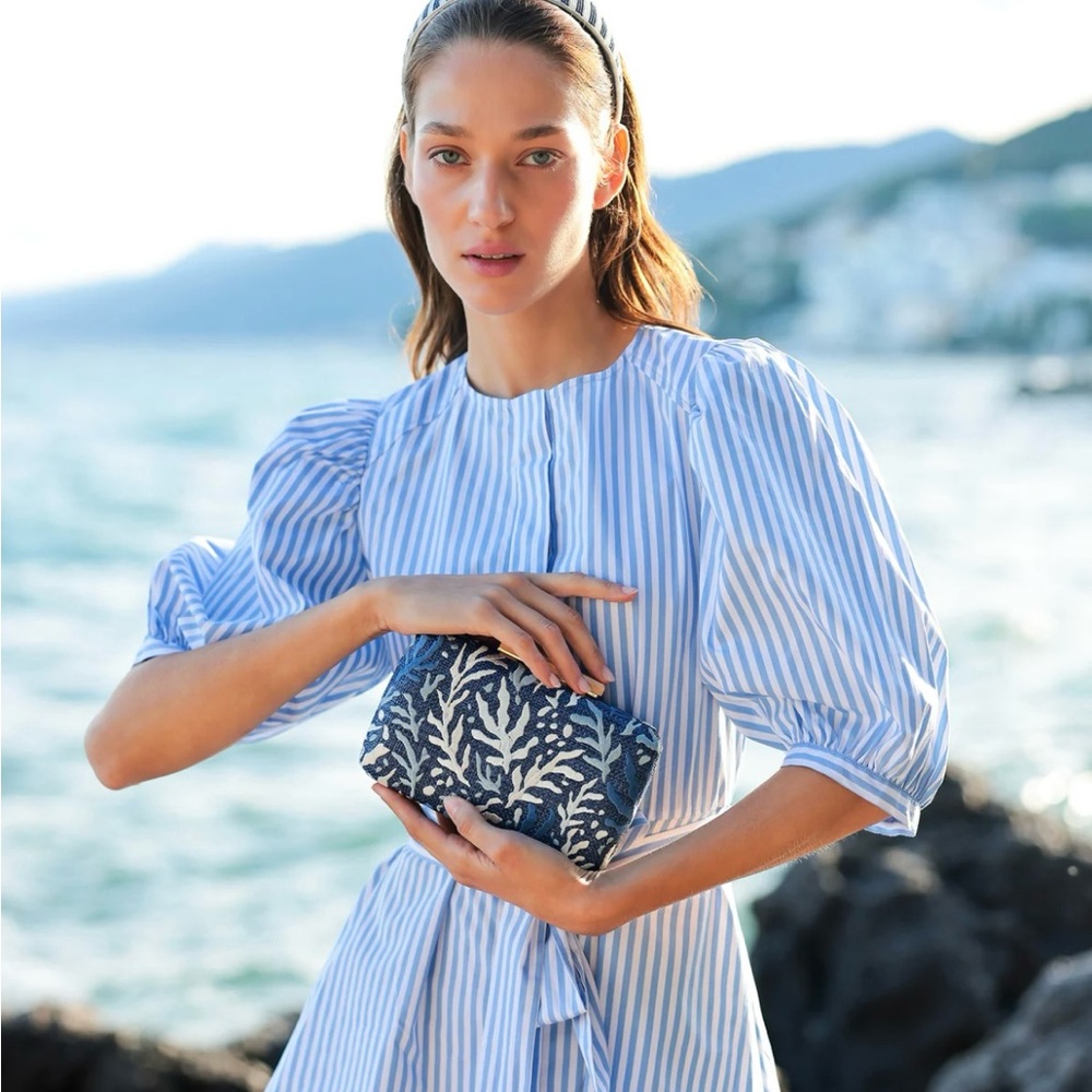 Chic Blue Wristlet Clutch for Stylish Outings